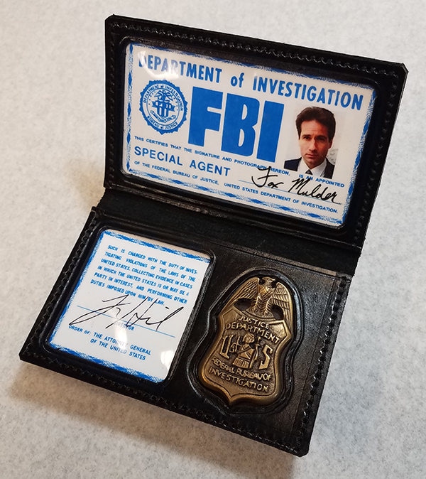 X-Files Prop Mulder or Scully Wallet with badge & ID hanger - SCREEN …