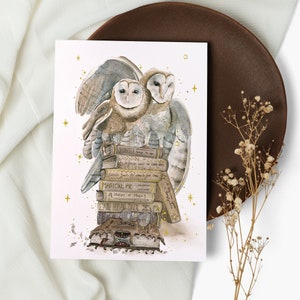 Zauberer Magic World Print A5 Postkarte - Eulen über Stapel Bücher der Zauberschule mit goldfarbenen Einlagen