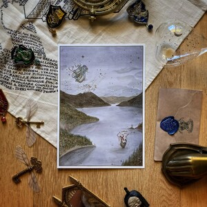Wizard Magic World Print A5-Postkarte – Schools Coming to Magic School – Großsegler und Kutsche mit goldenem Einsatz