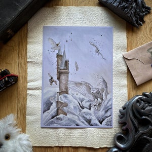 Cartão postal Wizard Magic World Print A5 - Torre de coruja do castelo da escola mágica, coruja nevada nas montanhas com ouro