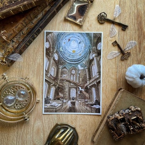 Cartão postal Wizard Magic World Print A5 - Torre de astronomia da escola mágica, biblioteca alta e alunos estudando com ouro