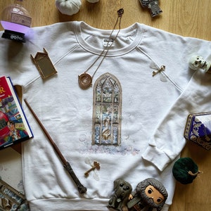 Sweatshirt – Wizard Magic World Buntglasfenster Badezimmer der Vertrauensschüler, Meerjungfrau und Zauberschule mit Gold + A5-Postkarte