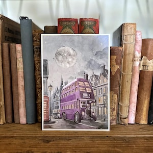 Wizard Magic World Print A5-Postkarte – Der lila Bus der Zauberer fährt nachts durch die Straßen Londons – Mond am Himmel – goldene Einsätze