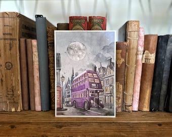Wizard Magic World Print A5 Postkaart - De paarse bus van de tovenaars rijdt 's nachts door de straten van Londen - maan aan de hemel - gouden inzetstukken