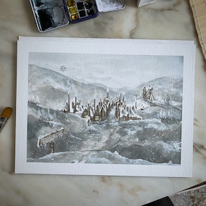 Può includere: Un dipinto ad acquerello di un villaggio innevato con un cartello che recita "Hogsmeade". Il villaggio è composto da piccole case marroni con tetti bianchi. Il dipinto è realizzato in tonalità di grigio e bianco, con alcuni tocchi di marrone.