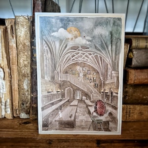 Cartão postal impresso A5 do Wizard Magic World - Sala de aula de Defesa Contra as Artes das Trevas - escola de magia - com ouro