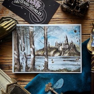 Wizard Magic World Print A5 Postcard - Château de l’école de magie en bois et feuilles d’or