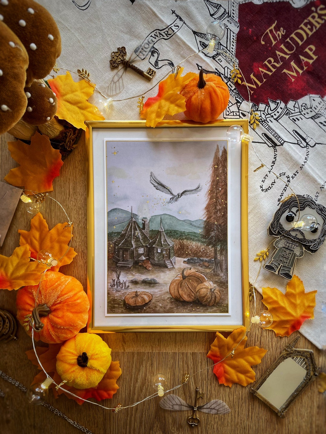 GisaWizardWorld - Wizard Magic World Print A5 Postcard - Cabane de Hagrid, ambiance automnale avec Buckbeak et citrouilles d’Halloween avec insert doré