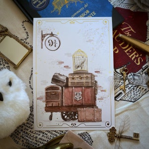 Carte postale Wizard Magic World Print A5 - Chariot avec valises sur le quai 9 avec hibou blanc - avec inserts dorés