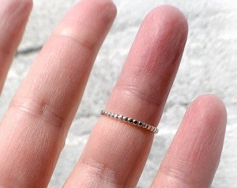 Sterling silver pareldraad ring, handgemaakte stapelring, gehamerde ring, midi ring, knokkel ring, aanschuif ring