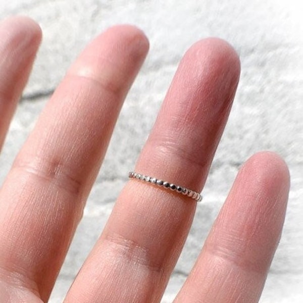 Sterling silver bubble ring, oxidized ring, 1,5mm hammered friendship ring, beaded ring, handmade midi ring, beaded knuckle ring,