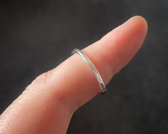 Handgefertigter, gehämmerter 1,8-mm-Stapelring aus Silber, Midi-Ring, Knöchelring