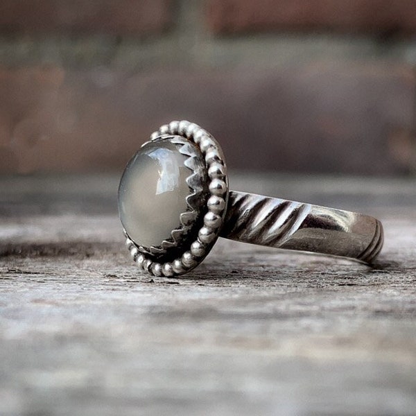 Ein handgefertigter Silberring mit einem wunderschönen 10 mm großen grauen Mondstein