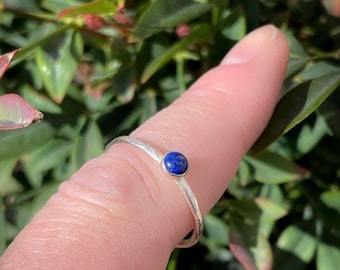 Handgemaakte 4mm blauwe Lapis Lazuli ring , kleine sterling zilver stapelring, gehamerde ring, september geboortesteen