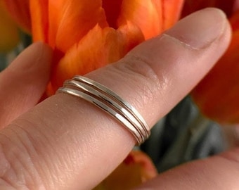 Handgemaakte gehamerde stapelringen, set van drie, sterling zilver, 1mm dunne ring, midi ring, aanschuifring