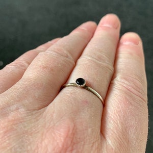 Handgefertigter Ring mit einem 4 mm großen Onyx-Cabochon, Sterlingsilber, schwarzer Stapelring, Midi-Ring, Knöchelring