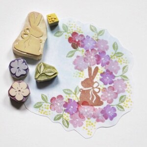 Hase im Blumenbeet Ostern Stempel handgeschnitzt Bild 1