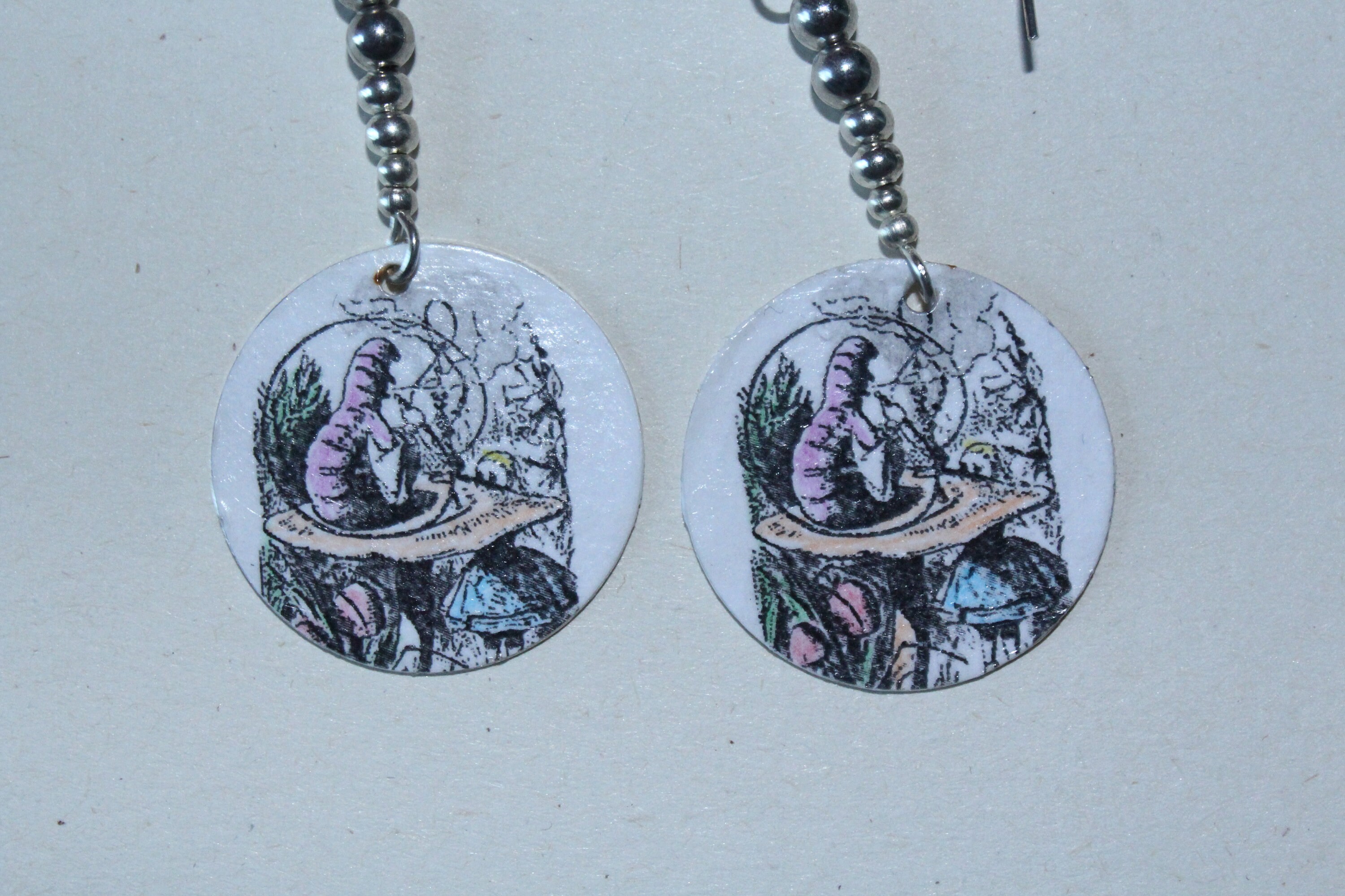 Pendientes de Alicia en el País de las Maravillas coloreados a | Etsy