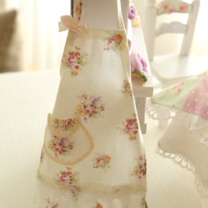 dollhouse miniature apron 1/12 scale