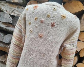 Fertig ist der blühende, blumengefärbte, handgestrickte Cardigan für den Mai. Wolle vom Merinolandschaf, Farbstoffe werden von der Natur.