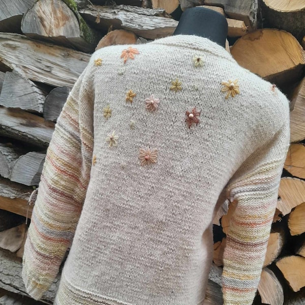 May's blooming, flower-dyed, hand-knitted cardigan is ready. Wool from merinolandschaf sheep, dyes are dyed by nature and by me.