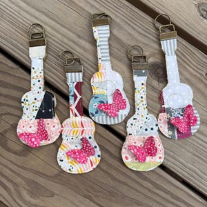Dolly-inspirerad gitarrnyckelring, lapptäckande tygväskeberlock, rosa fjärilsnyckelring, handgjord countrymusikgåva, tyggitarrberlock
