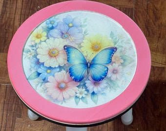 Kleiner glitzernder Tisch mit Schmetterlingen und Blumen