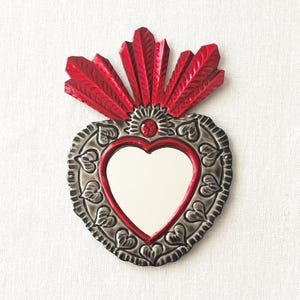 Corazón Milagro/ Adorno de estaño de México negro y rojo/ Corazón llameante de halo, Arte popular de Oaxaca de flores/ Espejo pintado a mano/ ExVoto simbólico/ Milagrito