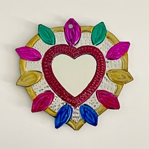 Corazón de Milagro de hojalata mexicano/Adorno de espejo pequeño/Exvoto de arte popular/Pintado a mano/Corazón multicolor/Milagrito de metal grabado/Decoración del hogar/Ficha