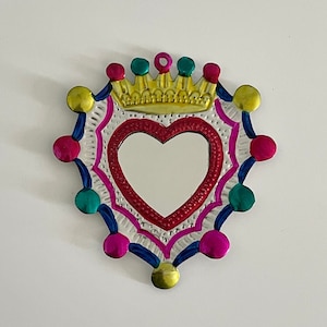 Corazón en llamas Milagrito / Corazón colorido Milagro, adorno de hojalata mexicano / ficha de arte popular mexicano, metal grabado, ficha Milagrito, artesanía de Oaxaca