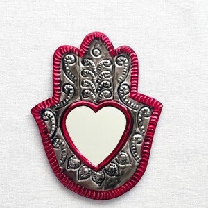 Adorno Milagro/Hecho a mano con corazón/Decoración mexicana de hojalata/Milagrito negro y rojo/Espejo de metal grabado/Arte popular mexicano/Exvoto simbólico, regalo