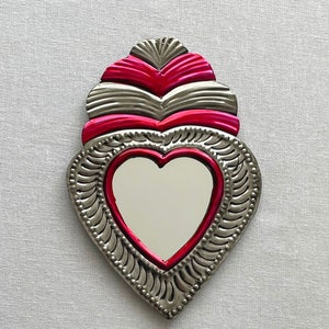 Milagro Heart Mirror/ Milagrito Negro y Rojo/ Adorno de Estaño de México/ Sagrado Corazón Llameante/ Arte Popular Mexicano/ Token ExVoto/ Regalo de Boda/ Altar