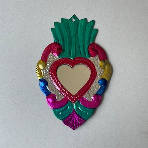 Corazón Milagro, Llamas Verdes, Adorno de Estaño Mexicano, Sagrado Corazón Colorido, Arte Popular de México, Espejo Pequeño Corazón, Token ExVoto, Milagrito