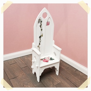 Fichier SVG et PDF imprimable Dollhouse Miniature chaise médiévale pour machines Cricut Maker