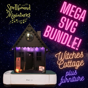Puede incluir: Una casa de brujas en miniatura negra con luces de cadena moradas, una escoba y calabazas. La casa tiene un letrero que dice "Yes, the wicked witch lives here". El texto de la imagen dice "MEGA SVG BUNDLE! Witches Cottage plus furniture."