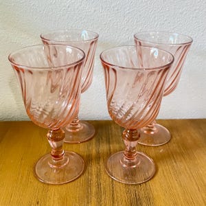 Set of 4 Cristal d&#39;Arques Rosaline Pink Swirl Wine Glasses – Vintage French Glassware – Romantic Blush Goblets – Rococo Style