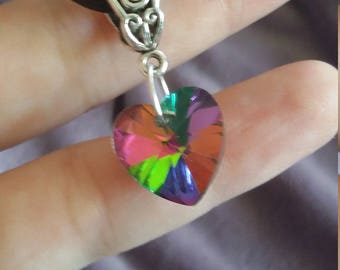 Collier avec pendentif coeur strass arc en ciel.