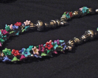 Vackert blomhalsband. Handgjort med kärlek, unikt i sitt slag.