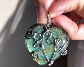 Collier pendentif coeur Labradorite coloré.