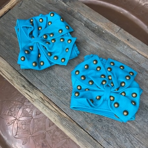 Ein Paar weiche, blaue fingerlose Handschuhe mit zwei Goldnietenschleifen, Burlesque, Festival, Rockabilly, Kostüm-Accessoire