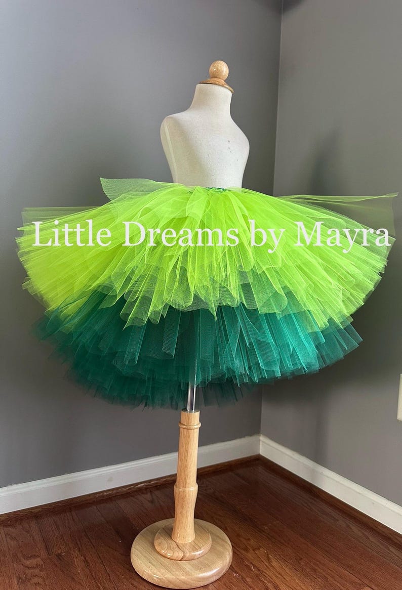 K&ouml;nnte beinhalten: Ein gr&uuml;ner und limettengr&uuml;ner T&uuml;ll-Tutu-Rock mit mehreren Lagen. Der Rock befindet sich auf einem Mannequin und der Text "Little Dreams by Mayra" ist sichtbar.