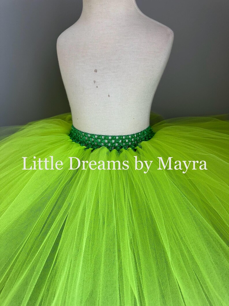 K&ouml;nnte beinhalten: Ein limettengr&uuml;ner T&uuml;ll-Tutu-Rock mit einem gr&uuml;nen H&auml;kelbund. Der Rock befindet sich auf einer wei&szlig;en Kleiderpuppe. Der Text "Little Dreams by Mayra" ist auf den Rock gedruckt.