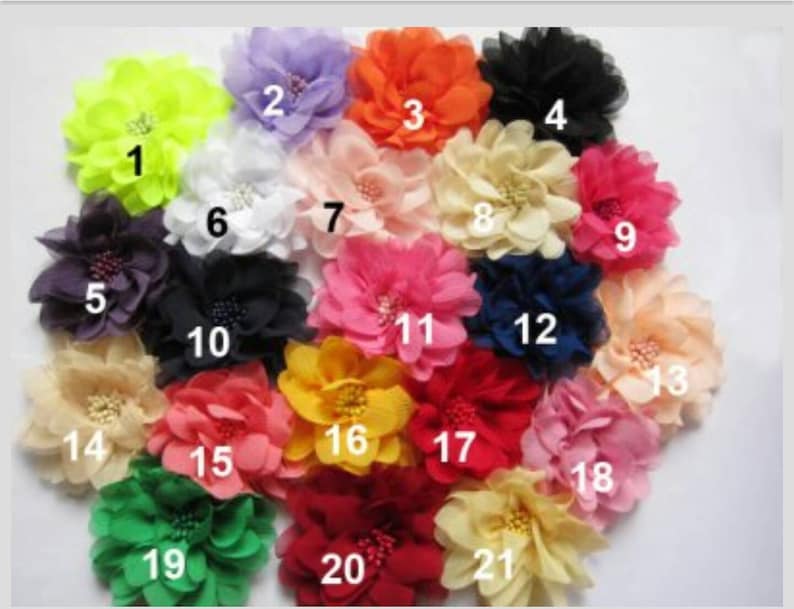 K&ouml;nnte beinhalten: Einundzwanzig verschiedene Stoffblumen-Verzierungen in verschiedenen Farben, darunter Rosa, Rot, Gelb, Gr&uuml;n, Blau und Wei&szlig;. Jede Blume hat einen Durchmesser von etwa 5 cm.