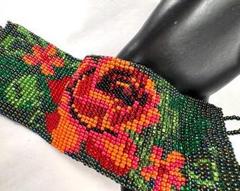 Bransoletka z szerokimi mankietami z czerwonych róż i szklanych mikrokoralików w stylu vintage z różami