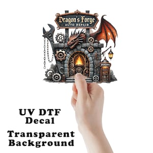 Puede incluir: Una calcomanía UV DTF con fondo transparente. El diseño presenta un taller de reparación de automóviles con temática de dragones con un dragón, engranajes y el texto "Dragon's Forge - Auto Repair". La paleta de colores incluye tonos de gris, marrón y naranja.