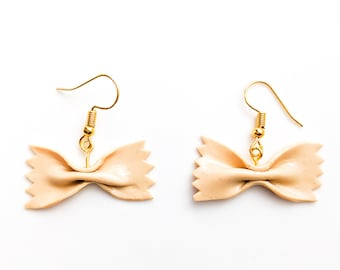 Boucles d'oreilles pendantes en pâte polymère Farfalle pâtes noeud papillon | Boucles d'oreilles macaronis | Boucles d'oreilles aliments originaux | Cadeaux et bijoux faits main