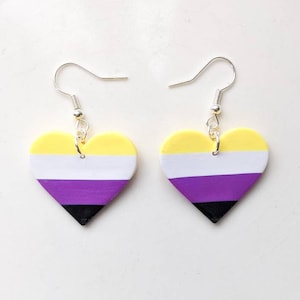 Boucles d'oreilles en forme de coeur en argile polymère de la collection Drapeau Pride non binaire | Bijoux LGBTQIA | ENBY Cadeaux et accessoires | Léger