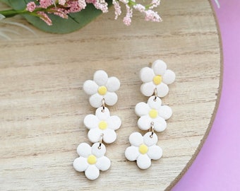 Dangle daisy flower clay earrings - spring earrings - dangle Earrings  - Handmade jewelry