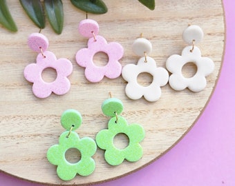 Glitter retro daisy flower clay earrings - spring earrings - dangle Earrings  - Handmade jewelry