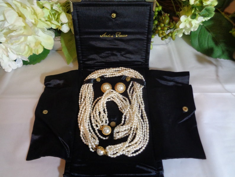 Andre Piasso Goldtone Multi Strand Rice Pearl /& Costume Faux Pearl Necklace Bracelet Clip on Earrings in Black Leatherette Satin Lined Case